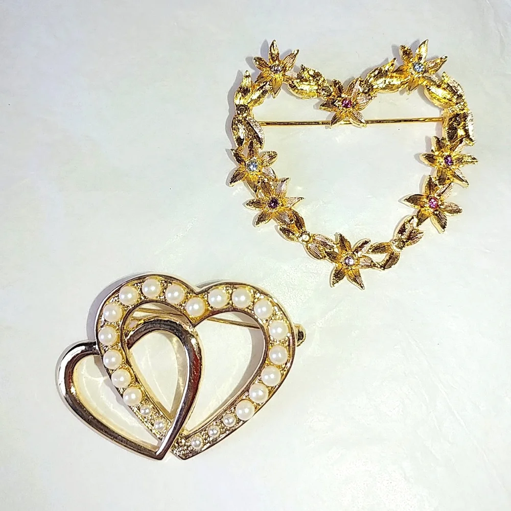 2 HEART BROOCHES - LIZ CLAIBORNE & ROMAN - PEARL & FLORAL - Picture 1 of 7